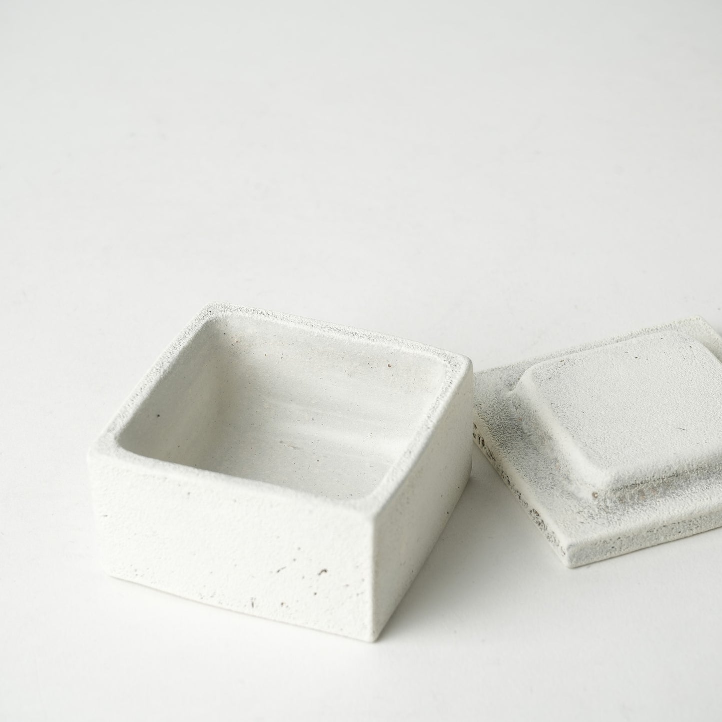 Mutsumi Ohashi Yakishime Futamono White