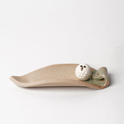 Shigarakiyaki Incense Holder Owl on a leaf